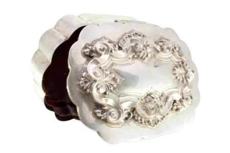 Guarda joias em prata com revelos na tampa com fechadura e interior forrado a veludo.